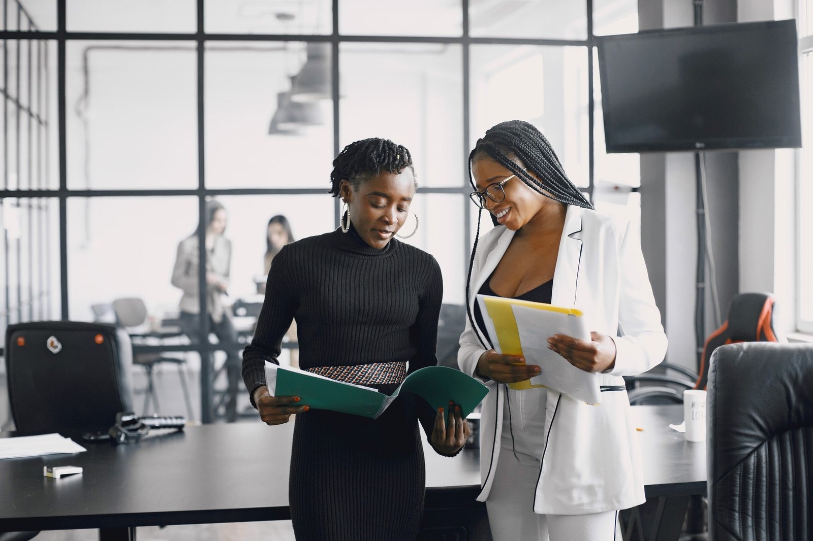 project managers working together-min